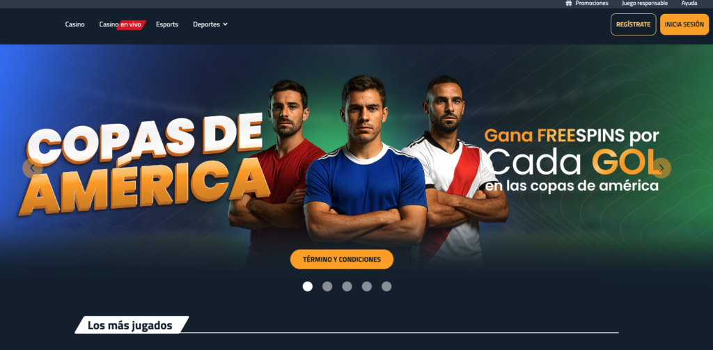 Banner promocional de Juegalo con tres futbolistas y el texto 'Copas de América'. Ofrece free spins por cada gol anotado durante los torneos de la Copa América.