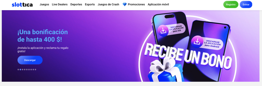 Banner promocional de Slottica que ofrece una bonificación de hasta 400 dólares por instalar la aplicación móvil para iOS o Android. Imagen con dos teléfonos y un regalo envuelto.