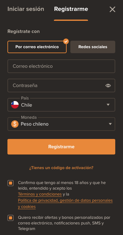 Formulario de registro de SOL Casino con opciones para inscribirse por correo electrónico o redes sociales, selección de país y moneda, campos para correo y contraseña, y casillas para aceptar términos y recibir promociones.